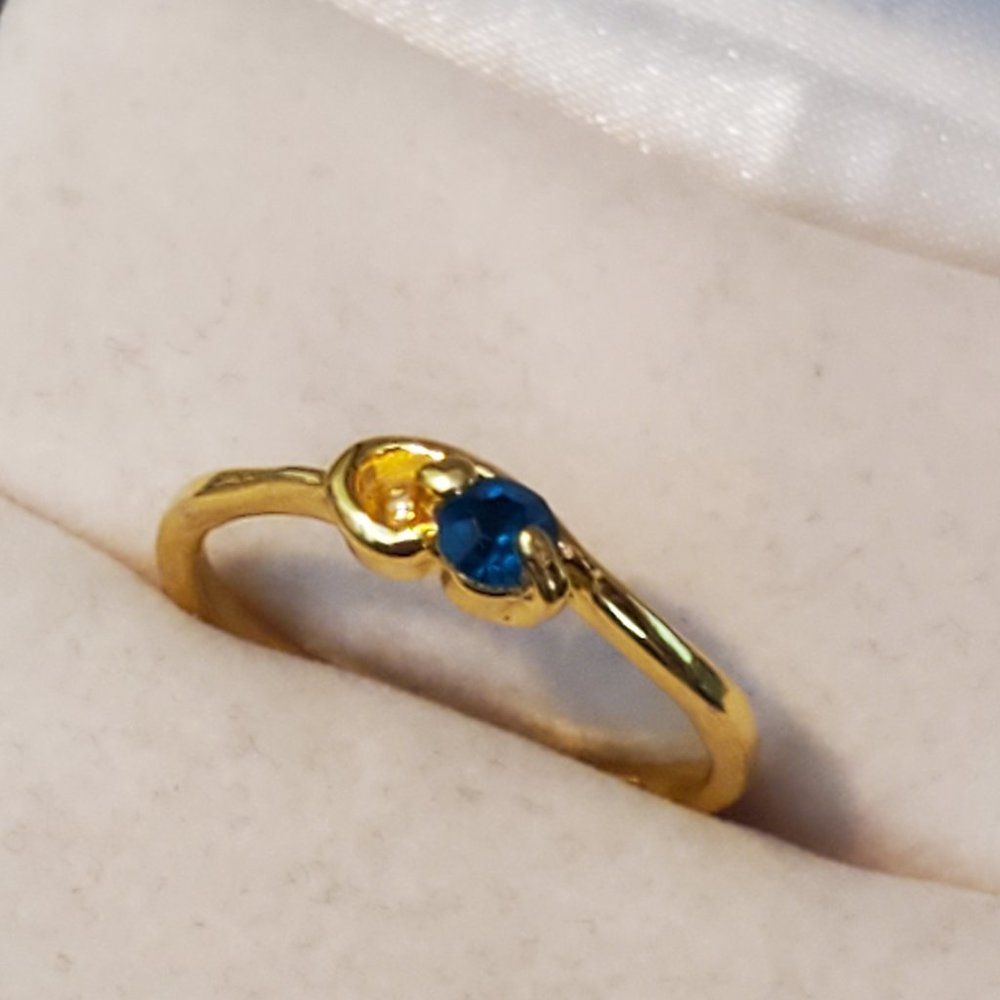Size 6 Gold Tone Green Fluorite Ring Simple Swirl
